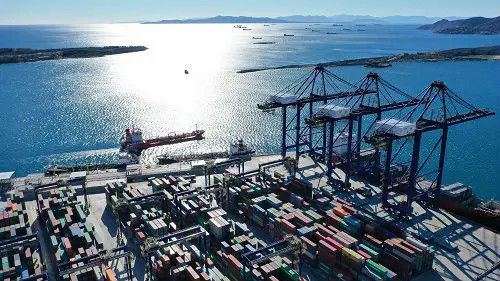 Trasporto ferroviario veloce e mare che spediscono la Cina in Russia